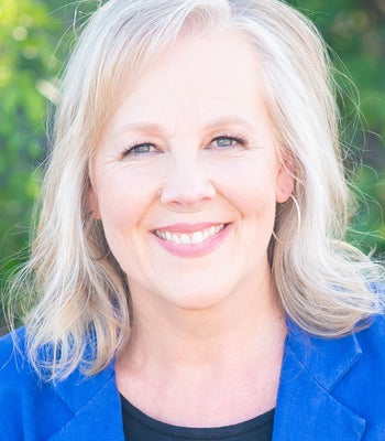 Portrait of Jennifer Lind, REALTOR®.
