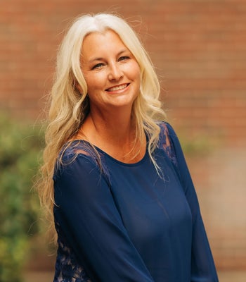 Portrait of Dee Dee Hernandez, REALTOR®.