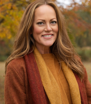 Portrait of Desiree Roquemore, Realtor® SFR® GRI®.