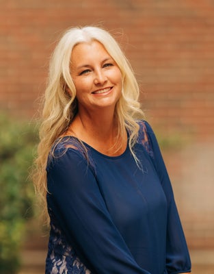 Portrait of Dee Dee Hernandez, REALTOR®